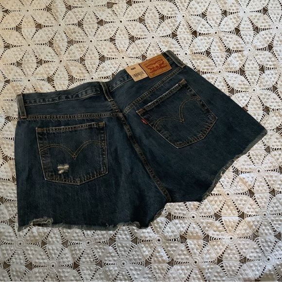 NWT Distressed Levi’s 501 Shorts - Picture 4 of 5